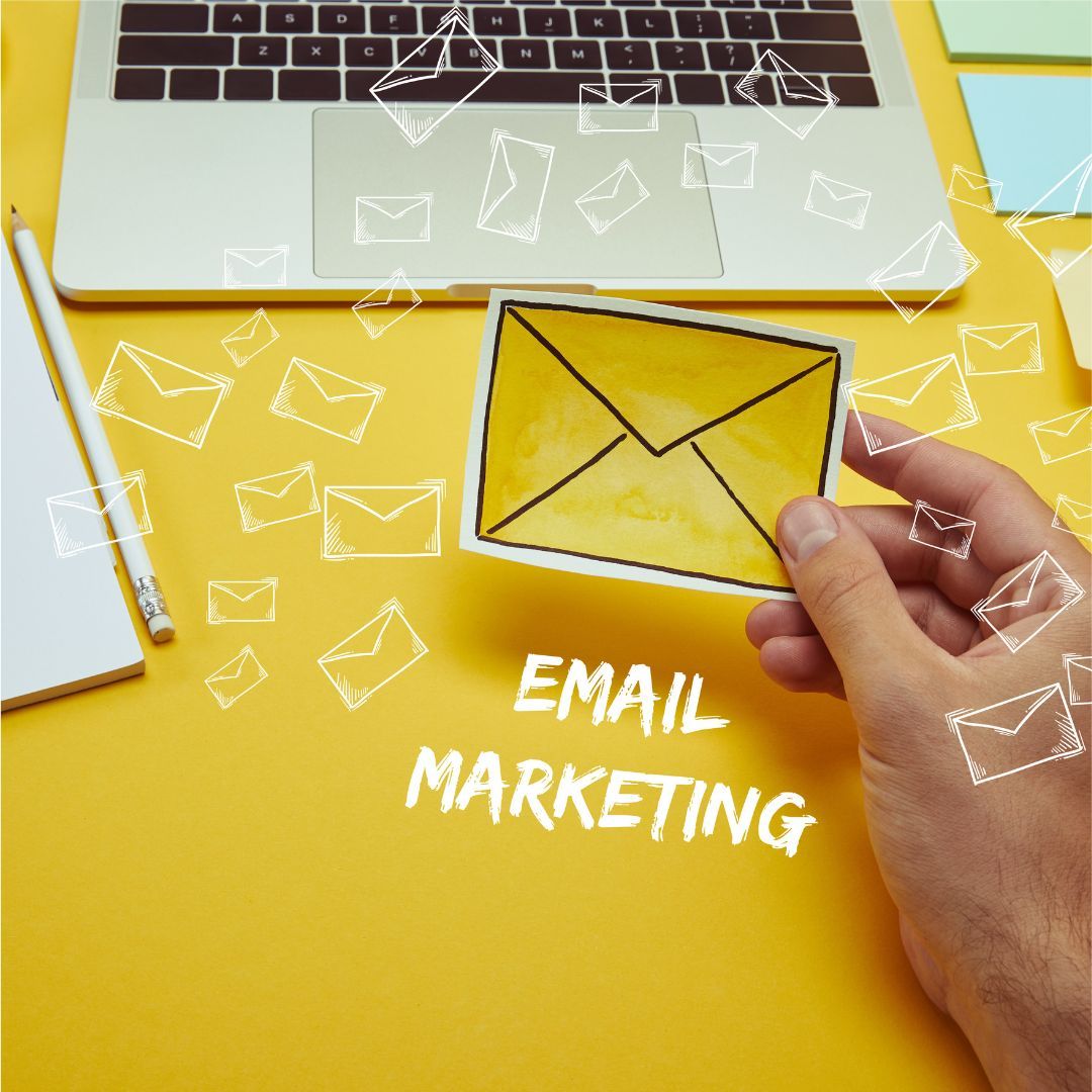 Ordenador portátila con palabras: Email Marketing