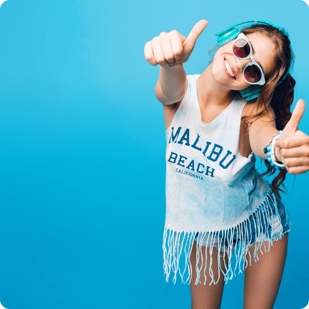 Chica con gafas, cascos y camiseta. Colaboraciones en OnlyFans