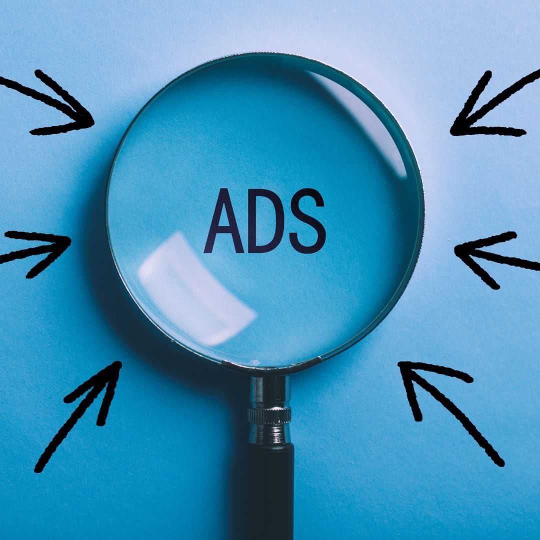 Lupa con palabra ADS en el centro. Consejos de Google ADS