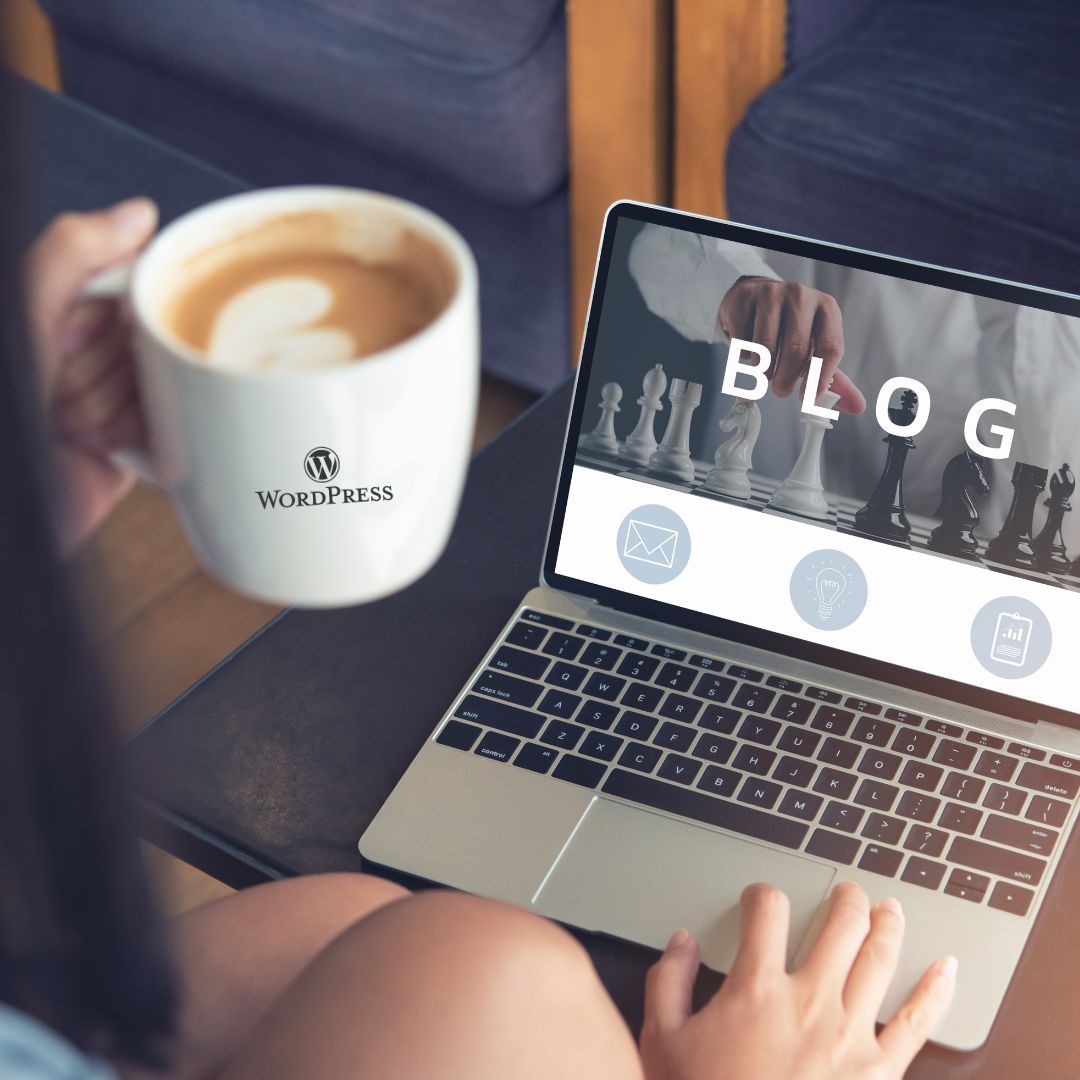 Chica con un ordenador y una taza. Crar un blog con Wordpress