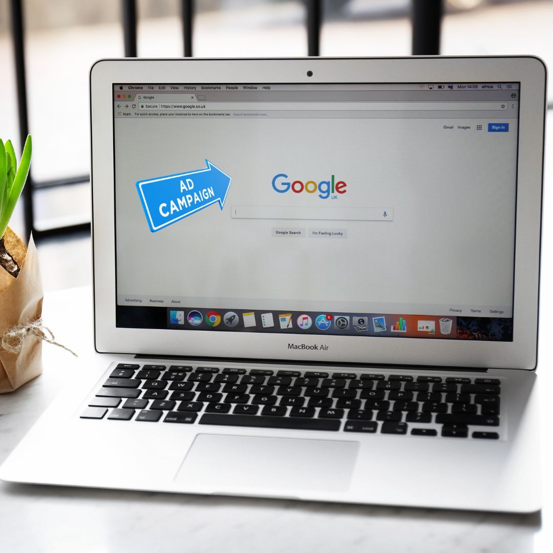 Ordenador con pantalla Google. Segmentación en Google ADS
